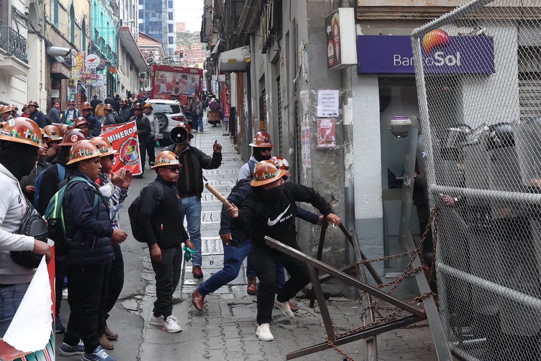 Bolivia: Sindicatos chocan con la policía por el retiro del subsidio del combustible