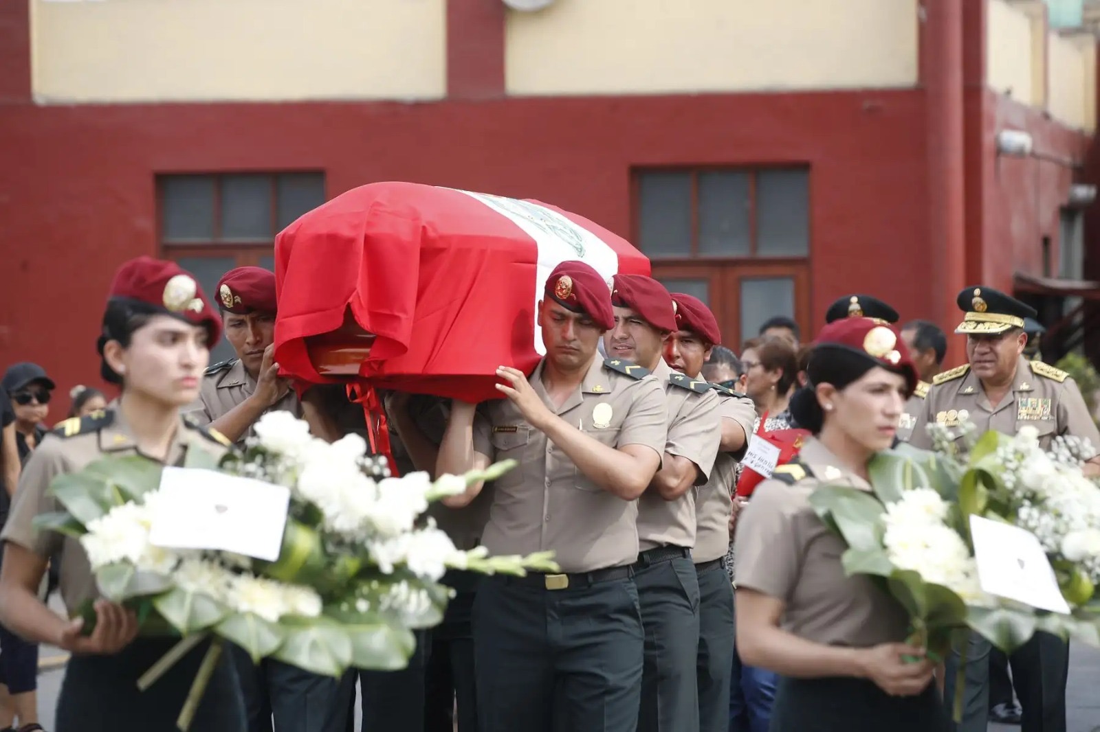 La policía rinde sentido homenaje a Patrick Ospina: Rescatista que murió en el río Rímac