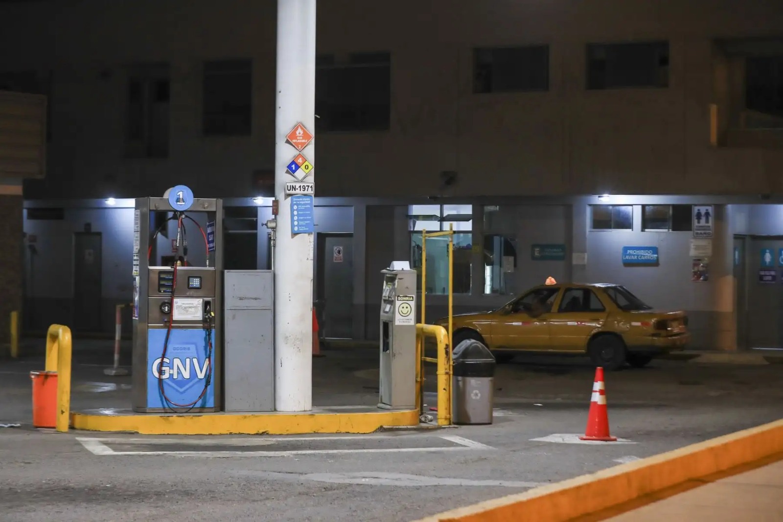 Taxistas recorren Lima en busca de GNV: Habrá restricción de este combustible por 15 días