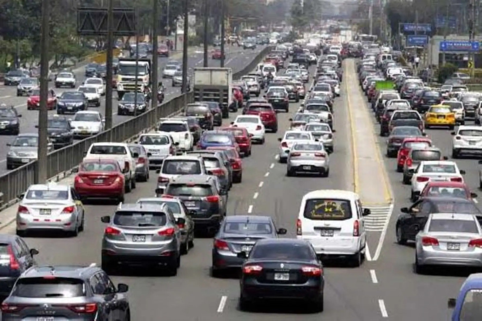 Uno de cada cinco jóvenes de entre 18 y 25 años usa el celular mientras maneja en Lima