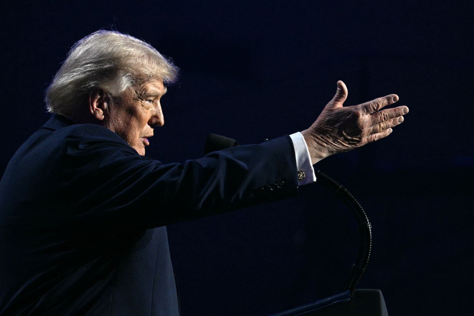 Trump extiende alto el fuego con Irán para seguir negociando, pero mantiene bloqueo naval