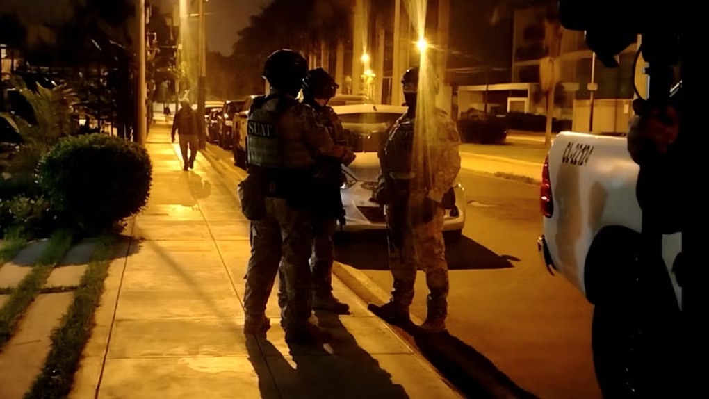 Fiscalía y PNP allanan viviendas del alcalde César Pérez y del exalcalde Pedro Spadaro por presunta corrupción en el Callao