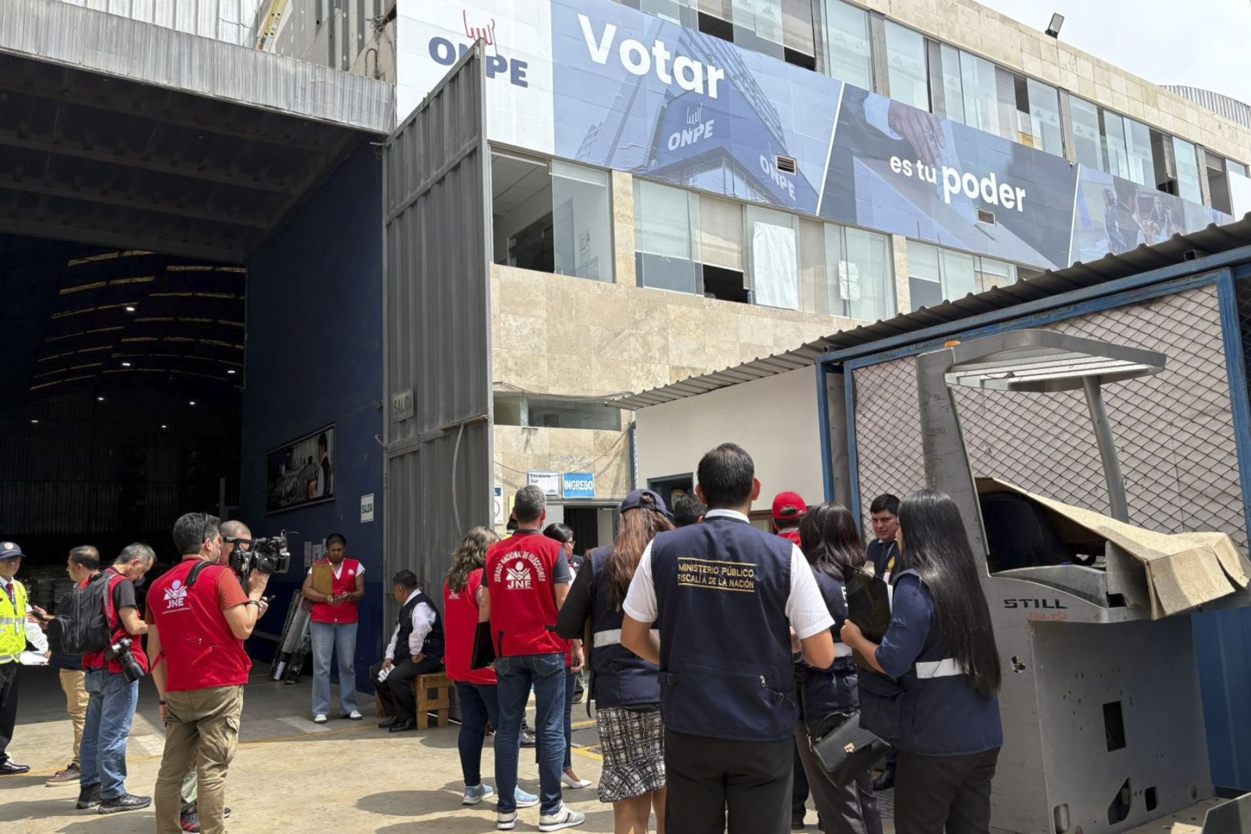 JNE continúa inspección de material electoral en almacenes de la ONPE