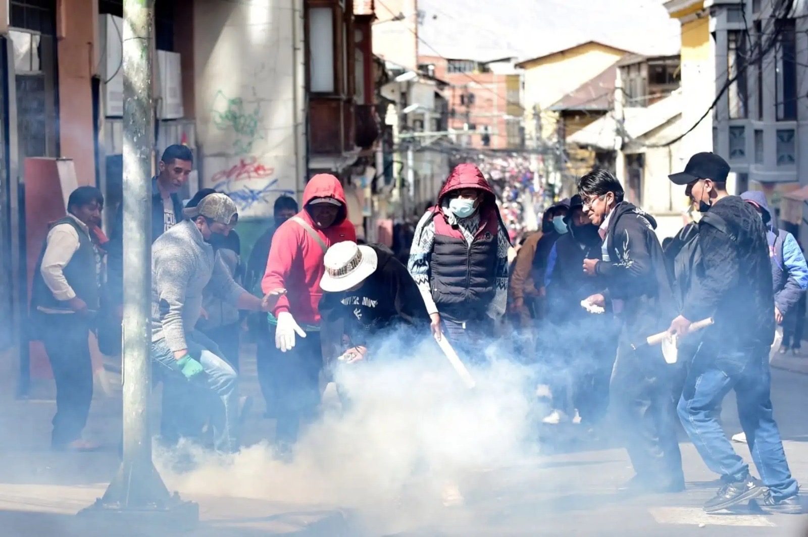 Policía de Bolivia reporta más de 127 detenidos por disturbios en manifestación en La Paz