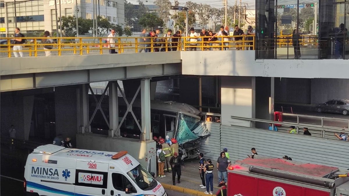 Metropolitano: bus siniestrado fue retirado de la vía expresa y servicio fue restablecido