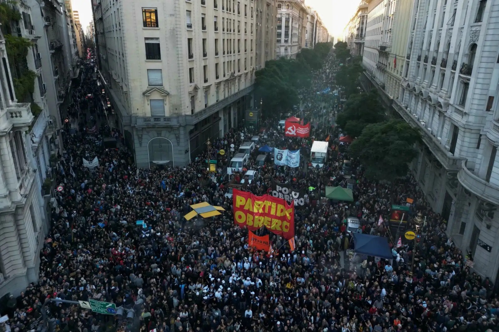 Argentina: miles marcharon contra recortes de Milei a las universidades públicas