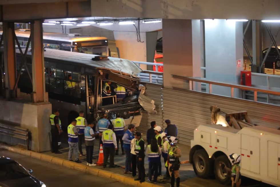 San Isidro: 18 heridos tras choque del Metropolitano en estación Andrés Reyes