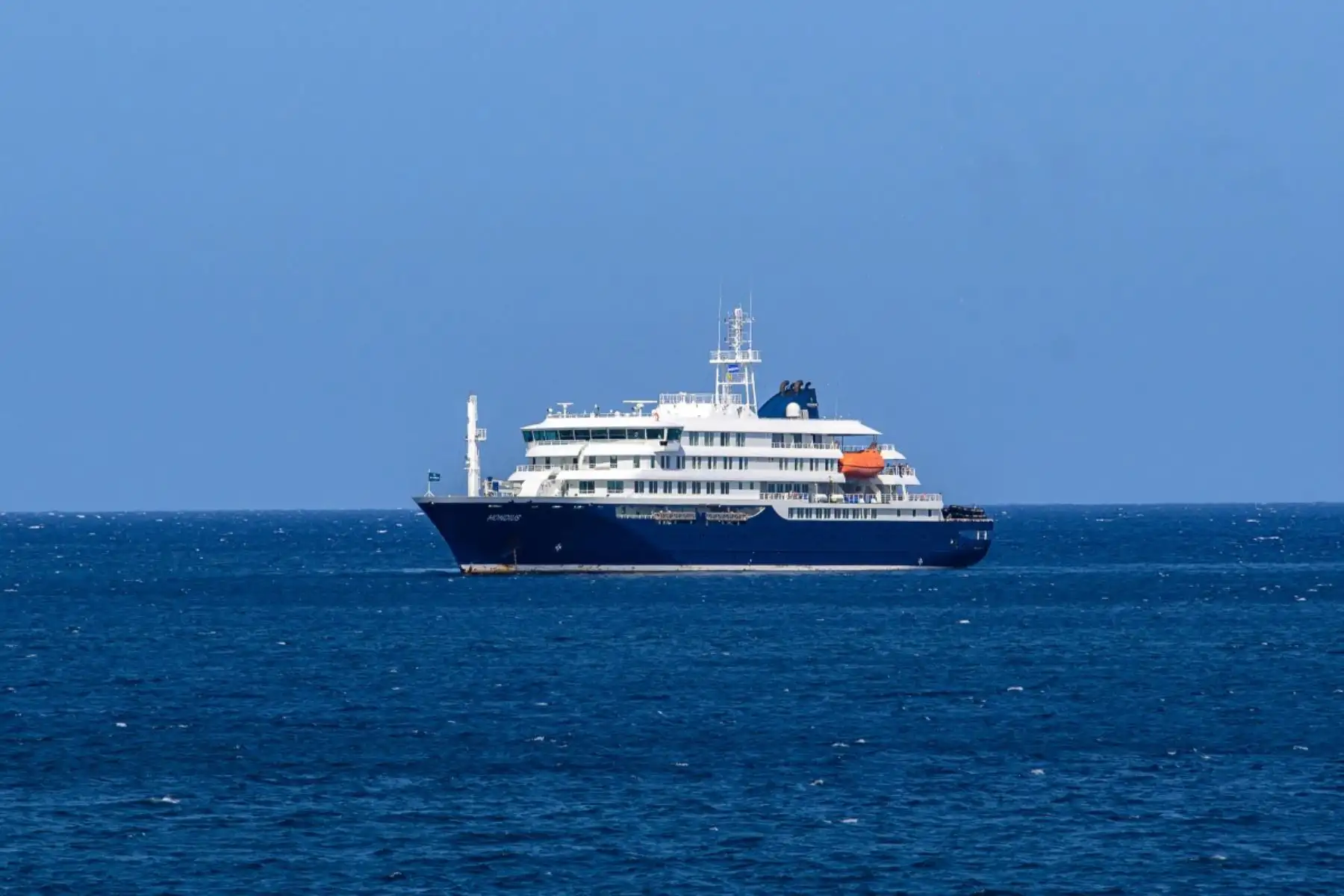 Un francés repatriado del crucero afectado por hantavirus presenta «síntomas»
