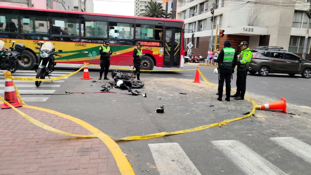 Motociclista de 19 años de edad muere en la vía pública tras choque de su vehículo contra camioneta en Lince