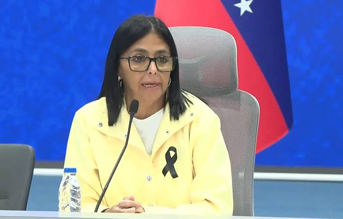 Delcy Rodríguez anuncia conversaciones con EE. UU. y FMI para reconstruir infraestructura