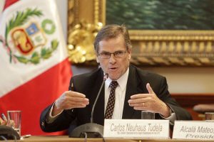Carlos Neuhaus dirige grupo de apoyo empresarial.